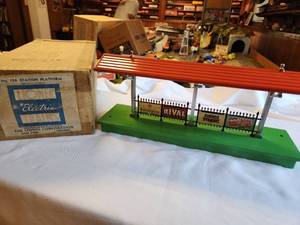 lot 129 image: Vintage Lionel No. 156 Station Platform with Original Box