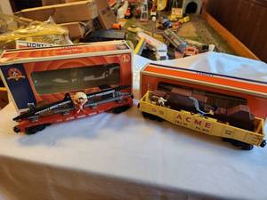 lot 130 image: Lionel Looney Tunes Train Cars with Speedy Gonzales and Road Runner Figures