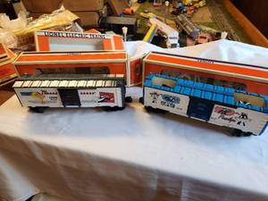 lot 132 image: Set of 2 Lionel Electric Trains Warner Bros Box Cars Sylvester & Tweety and Pepe Le Pew & Penelope