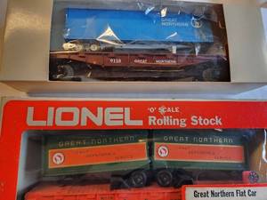 lot 134 image: Lionel O Scale Great Northern Flat Cars with Trailers Set