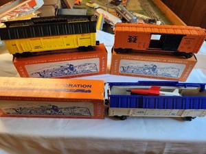 lot 135 image: Set of 2 Lionel Toy Train Cars Reconnaissance Copter Car and Minuteman Missile Launching Car
