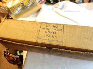 lot 136 image: Vintage Lionel Trains No. 362 Barrel Loader with Original Box