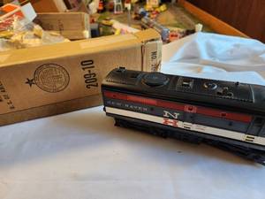 lot 137 image: Lionel New Haven Diesel Locomotive No. 209-10 with Original Box