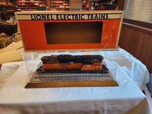 lot 141 image: Lionel Milwaukee Road GP-9 Diesel Engine Model Train