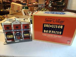 lot 143 image: Lionel Electric Trains Ceramic Lighted Building by Snow Village