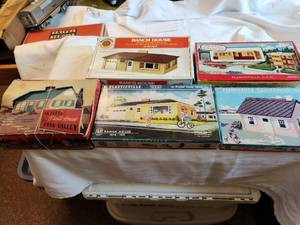 lot 147 image: Collection of 6 Vintage Plasticville HO Scale Ranch Houses