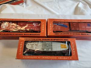 lot 157 image: Set of 3 Lionel Model Railroad Boxcars with Original Packaging