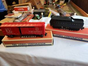 lot 159 image: Vintage Lionel Box Car 6464525 and 2671WX Six Wheel Tender Set