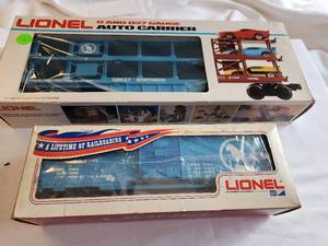 lot 160 image: Lionel O and 027 Gauge Auto Carrier & Box Car Model Trains Set