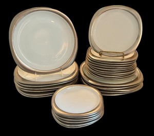 lot 47 image: Rosenthal Germany Studio-Linie Dinnerware Set - 33 Pieces