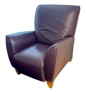 lot 70 image: UPLR - Natuzzi Brown Leather Recliner Armchair