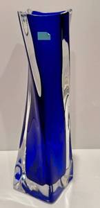 lot 115 image: LR - Hoya Crystal Japan 11.5 Inch Cobalt Blue Art Glass Vase