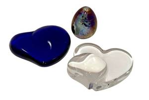 lot 137 image: Art Glass Collection Tiffany Heart Paperweight and Iridescent Egg