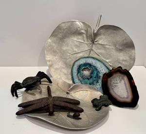 lot 144 image: LR - Decorative Metal Insect Figurines with Metal Leaf Plates and Agate Slices