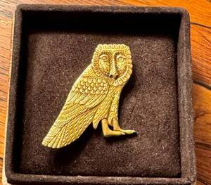 lot 212 image: MBR - 1989 VMFA Gold-Tone Owl Pin Brooch - Virginia Museum of Fine Art