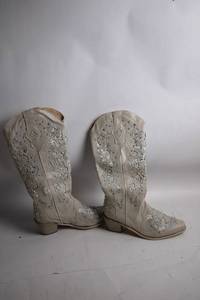 lot 9 image: Pair of Beige Western Cowboy Boots with Rhinestone Design