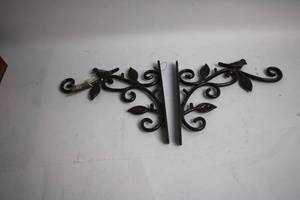 lot 21 image: Decorative Iron Corner Wall Brackets with Bird Design