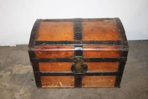 lot 46 image: Vintage Wooden Steamer Trunk with Metal Accents