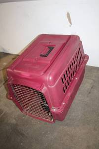 lot 77 image: Large Red Pet Carrier Crate with Metal Door