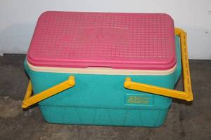 lot 78 image: Vintage Igloo Picnic Basket Cooler with Pink Lid