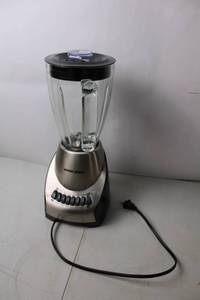 lot 136 image: Black & Decker Countertop Blender with 10-Speed Settings