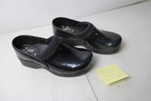 lot 156 image: Abeo Womens Size 8 Slip Resistant Shoes