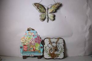 lot 218 image: Set of 3 Decorative Wall Hangings with Floral and Butterfly Designs
