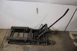 lot A-221 image: Heavy Duty Hydraulic Motorcycle Lift Jack