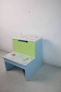 lot 259 image: Childs Wooden Step Stool with Storage and Floral Design