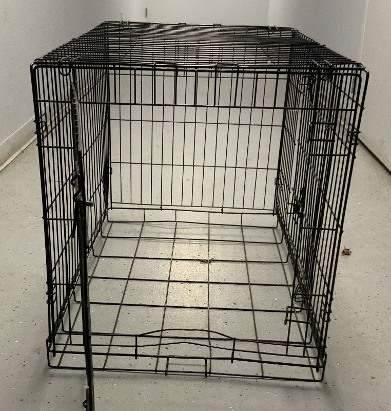 lot 17 image: DOG KENNEL LARGE