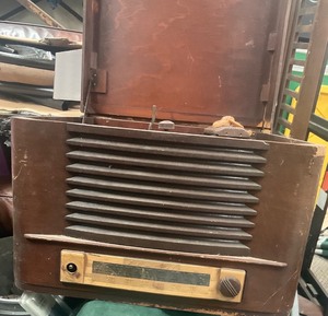 VINTAGE 1947 ADMIRAL 6RT43A TUBE RADIO & RECORD PLAYER