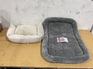 lot 464 image: LOT OF 2 Vibrant Life Pet Beds