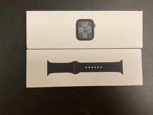 lot 44 image: Apple Watch SE (2nd Gen) GPS 44mm Smartwatch with Midnight Aluminum Case MXEJ3LLA