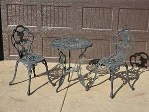 lot 100 image: Cast Iron Garden Caf Set