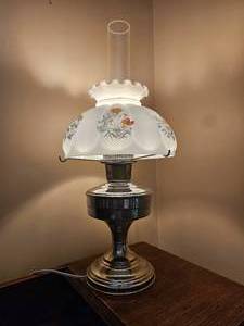 lot 111 image: Hand Painted Electric Hurricane Aladdin Lamp