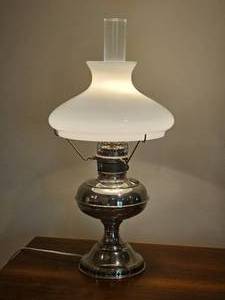 lot 112 image: Polished Aluminum Hurricane Aladdin Lamp