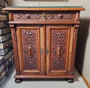 lot 7 image: Beautiful 19th Century Renaissance Revival Side Table