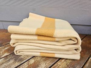 lot 81 image: Hudson Bay Gold Point Blanket Pair