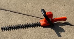 lot 174 image: Black & Decker Corded Hedge Trimmer