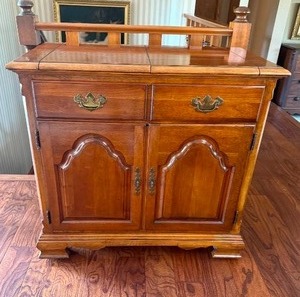 lot 143 image: Stanley Furniture Fold-Out Buffet Server