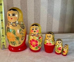 lot 136 image: Adorable Vintage Russian Nesting Dolls - Traditional