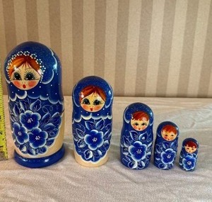 lot 134 image: Adorable Vintage Russian Nesting Dolls - Blue Floral