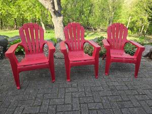 lot 130 image: Sturdy High-End Plastic Adirondak Patio Chair Set - (3)