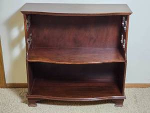 lot 126 image: Classic Mahagony Two-Shelf Bookshelf
