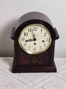 lot 122 image: Gorgeous Mahogany Inlay Howard Miller Mantle Clock