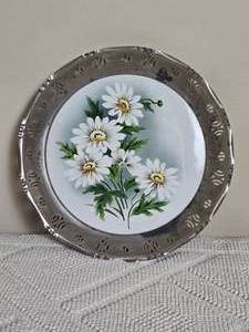 lot 91 image: Wonderful Vintage Handpainted Daisy Plate with Silver Plate Rim