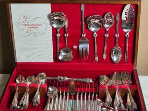 lot 76 image: Vintage Reed & Barton Silverplate Flatware Set