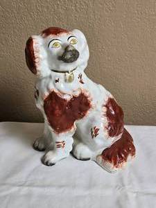 lot 72 image: Royal Daulton Mantle Dog  - Cavalier King Charles Spaniel - Auburn  White