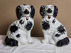 lot 71 image: Royal Daulton Mantle Dog Pair - Cavalier King Charles Spaniel - Black  White