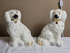 lot 70 image: Royal Daulton Mantle Dog Pair - Cavalier King Charles Spaniel - White